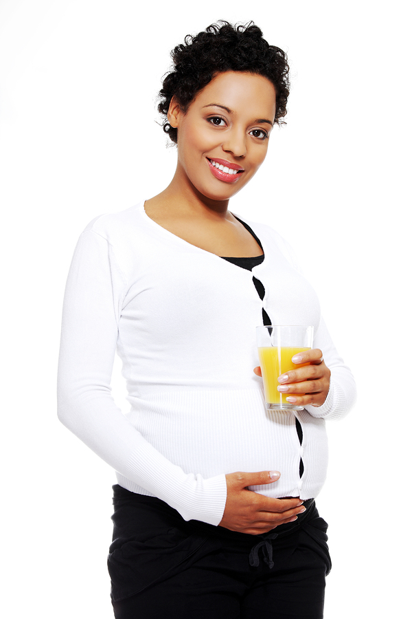 pregnant-woman-drinking-juice