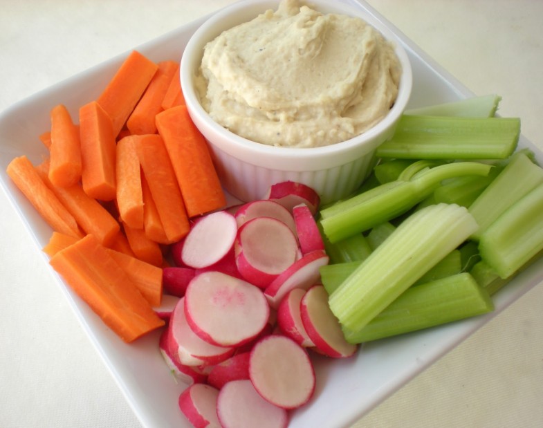 Raw-Veggies-and-Hummus